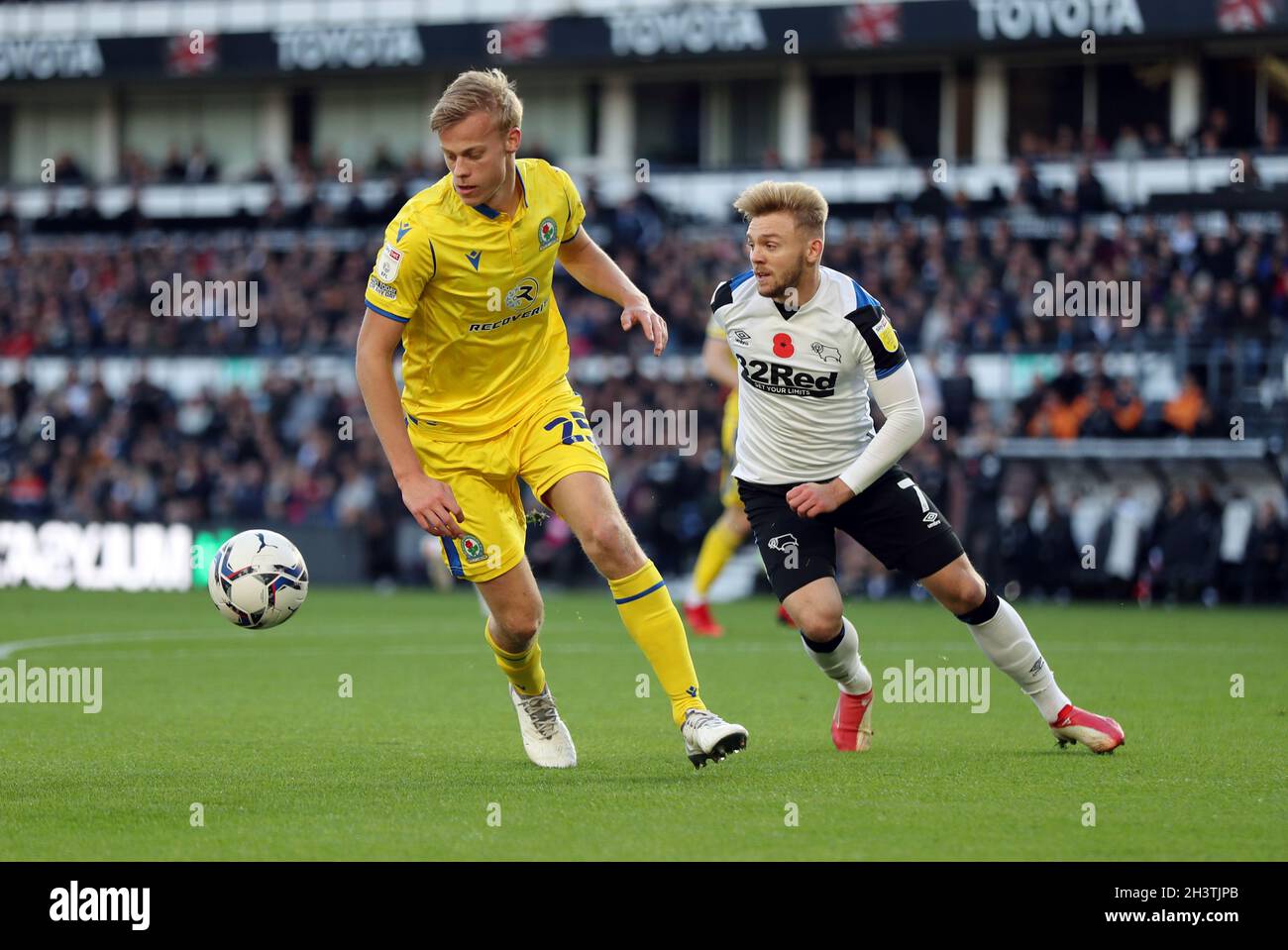 Blackburn Rovers' Jan Paul van Hecke (left) and Derby County's Kamil Jozwiak battle for the ball during the Sky Bet Championship match at Pride Park, Derby. Picture date: Saturday October 30, 2021. Stock Photo