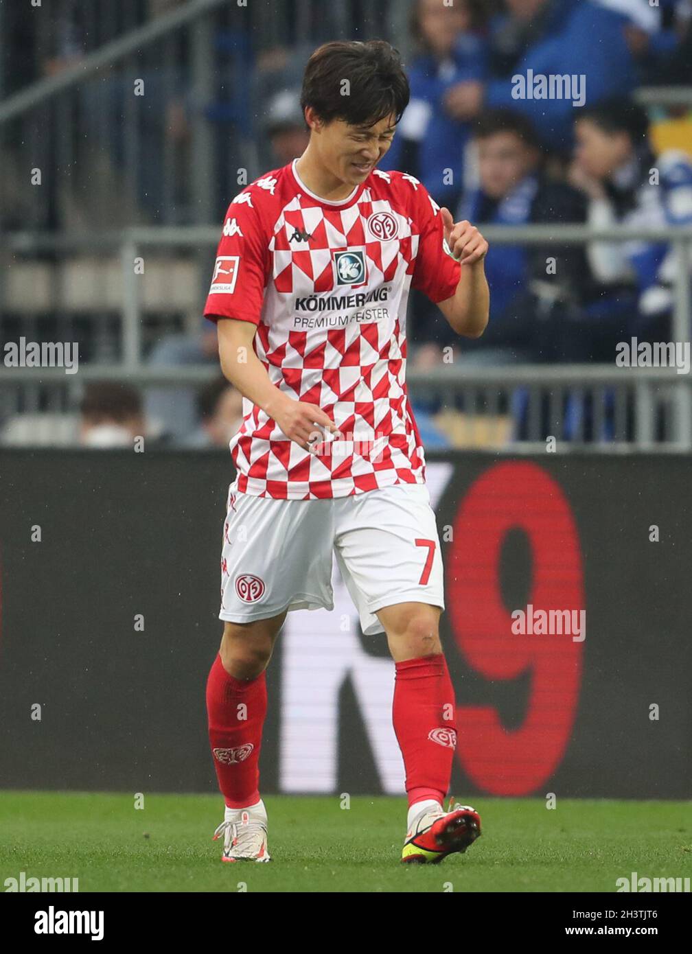 Bielefeld, Germany. 30th Oct, 2021. Football: Bundesliga, Arminia Bielefeld - FSV Mainz 05, Matchday 10 at Schüco Arena. Mainz goal scorer Jae-sung Lee celebrates his goal to make it 0:1 with a thumbs up. Credit: Friso Gentsch/dpa - IMPORTANT NOTE: In accordance with the regulations of the DFL Deutsche Fußball Liga and/or the DFB Deutscher Fußball-Bund, it is prohibited to use or have used photographs taken in the stadium and/or of the match in the form of sequence pictures and/or video-like photo series./dpa/Alamy Live News Stock Photo