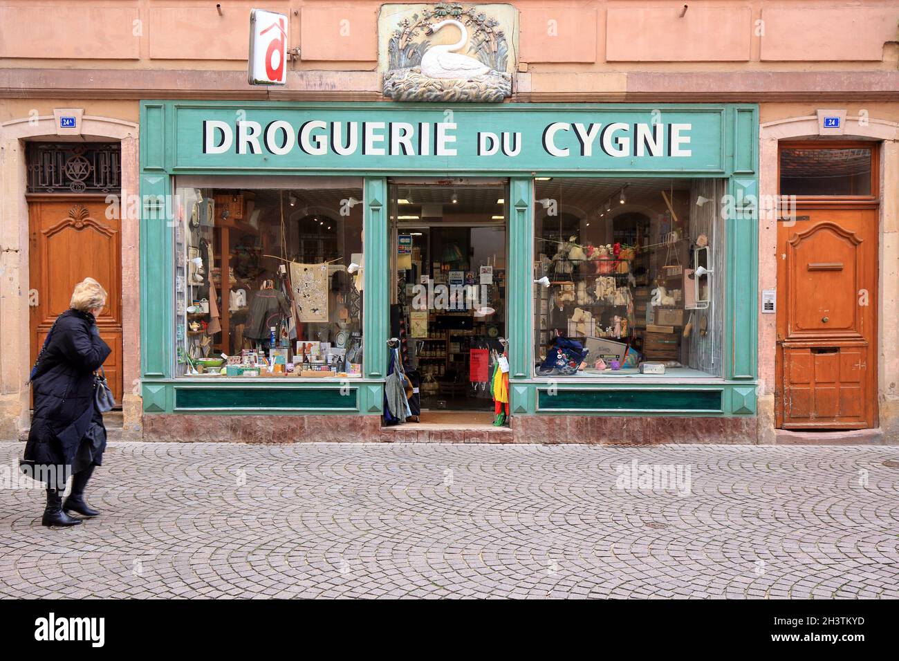 Droguerie du Cygne, 24 Grand Rue, Grande-Île de Strasbourg, France. exterior storefront of a home goods, and gift shop. Stock Photo