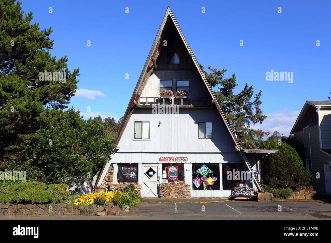 Pinky's Kite Factory, 339 Fir St, Cannon Beach, Oregon. exterior storefront of a kite shop in an A-Frame house shaped like an isosceles triangle. Stock Photo