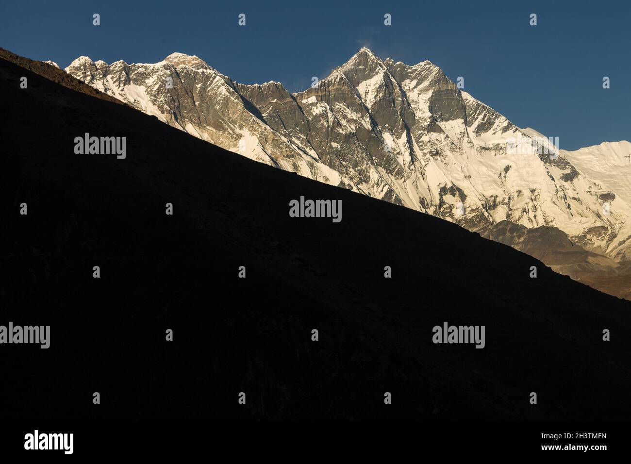Nuptse ridge everest hi res stock photography and images Alamy