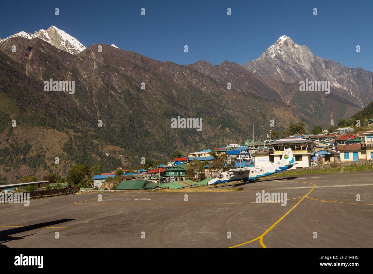 Tara Air aircraft taking off from the Lukla Airport. There are Karyolung (left) and Nupla peaks above. Solukhumbu, Everest Regio Stock Photo