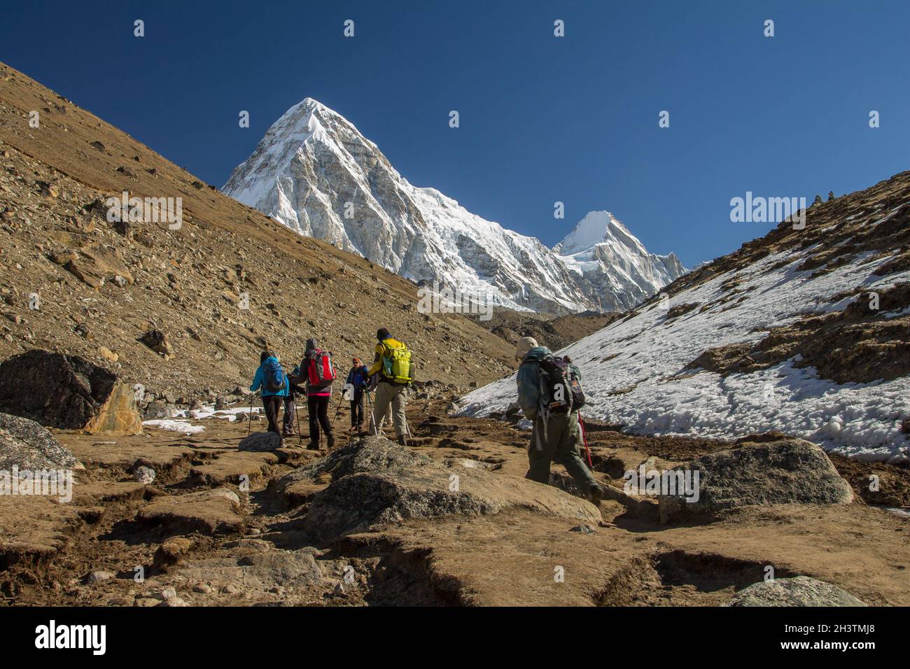 Trekkers heading towards Gorakshep, Kala Patthar and Everest Base Camp in the uppera Khumbu Valley Stock Photo