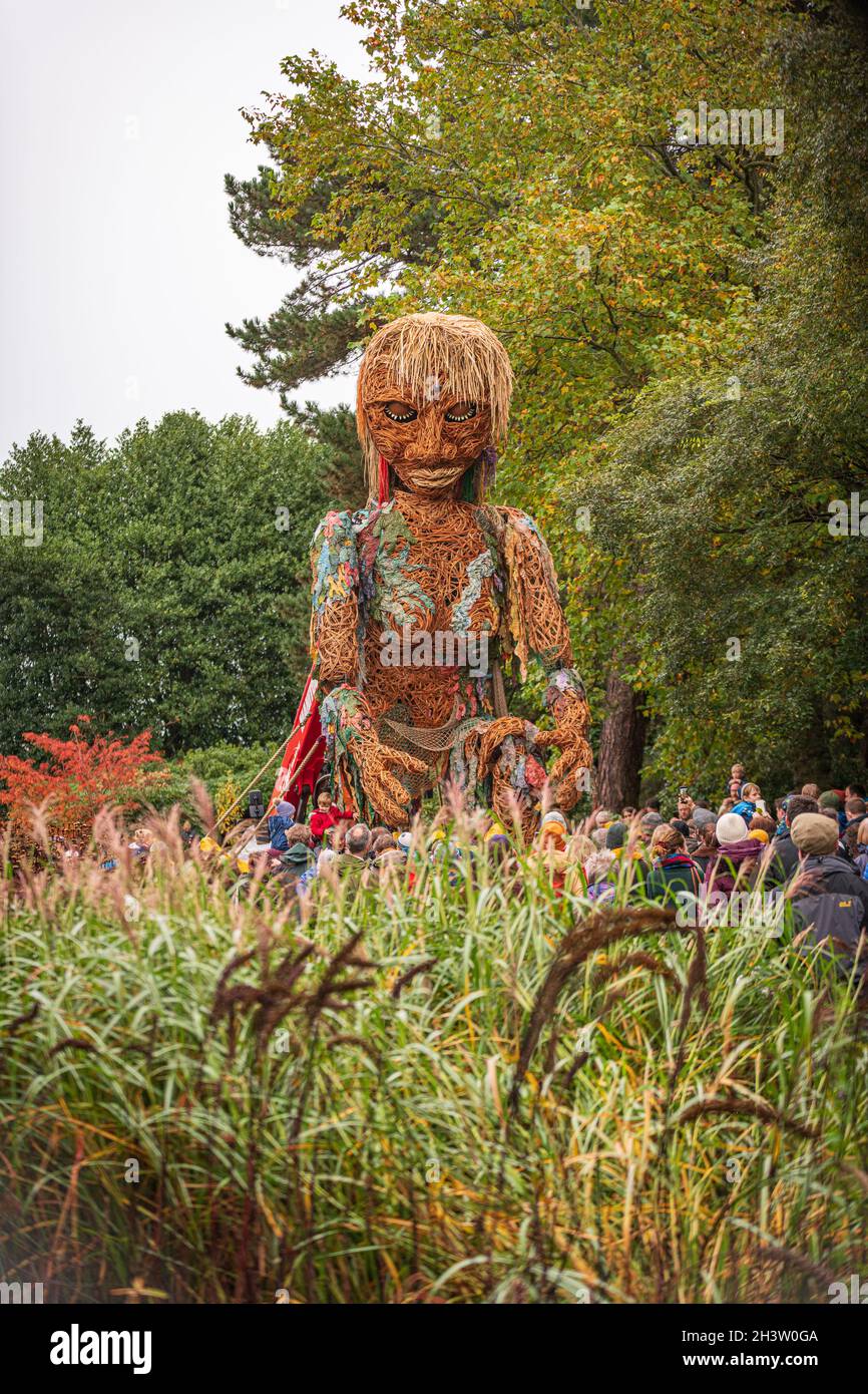 Edinburgh, Scotland. Saturday 30 October 2021. Vision Mechanics’ 10 metre high puppet STORM appears at the Royal Botanic Gardens Edinburgh as part of the Scottish International Storytelling Festival and Scotland’s Year of Coasts and Waters 20/21. STORM is a ten-metre tall puppet, a goddess of the sea, made entirely out of recycled and natural materials. STORM has been walking the streets of Scotland, encouraging everyone to celebrate the seas, encourage care for the coastlines and empower people to put the environment first. Stock Photo