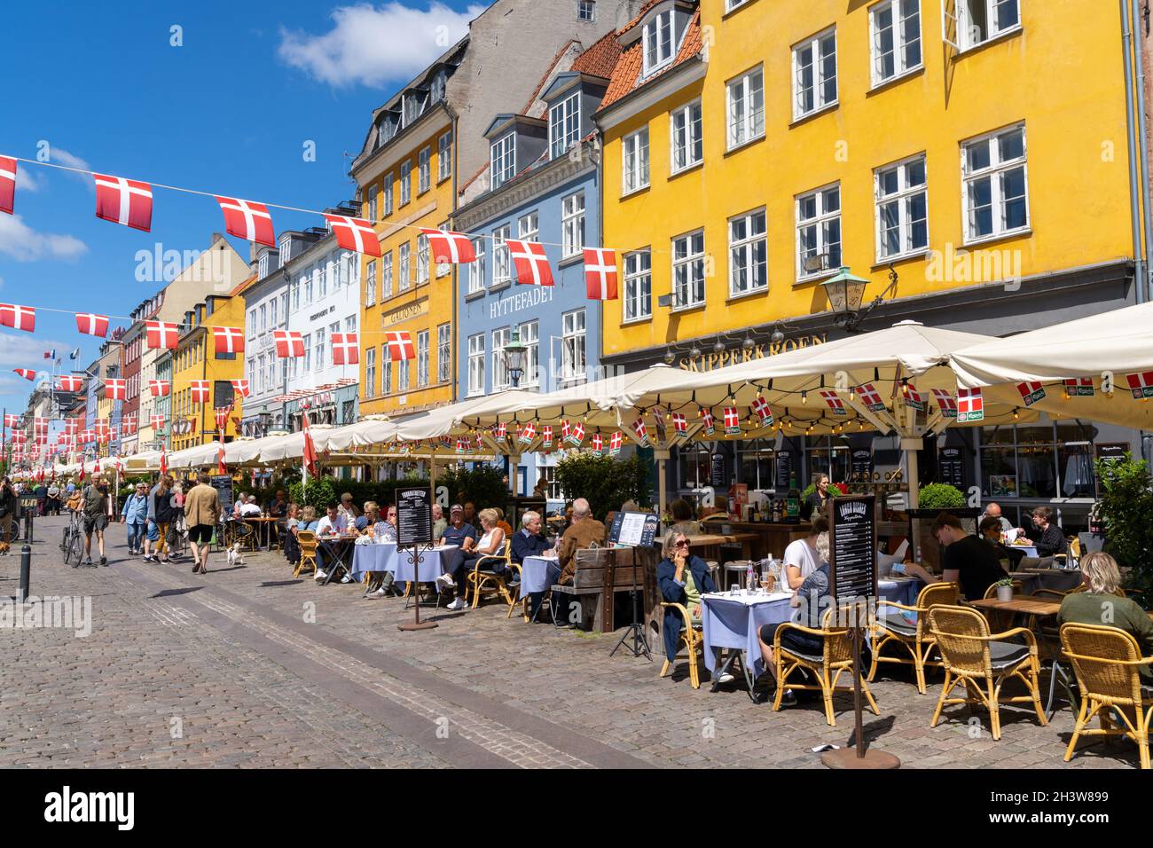 Tourist crowded copenhagen street hi-res stock photography and images ...