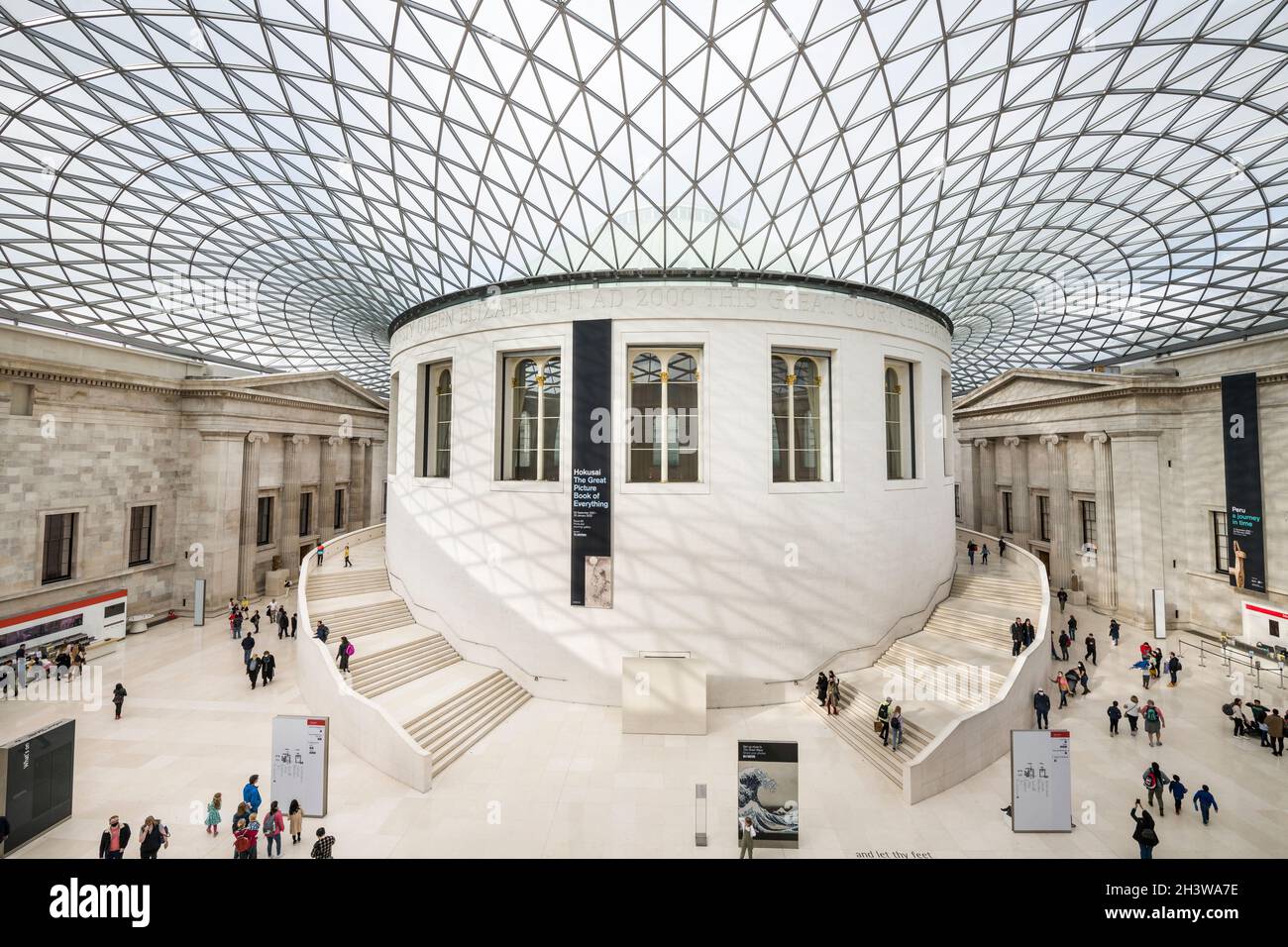 At the centre of the British Museum sits the largest covered public square in Europe, the Queen Elizabeth II Great Court. Designed by Foster and Partn Stock Photo