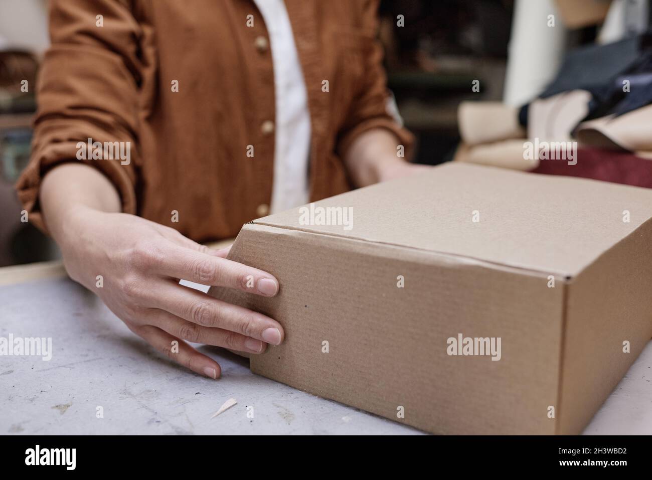 Customer shopping hand craft hi-res stock photography and images - Alamy