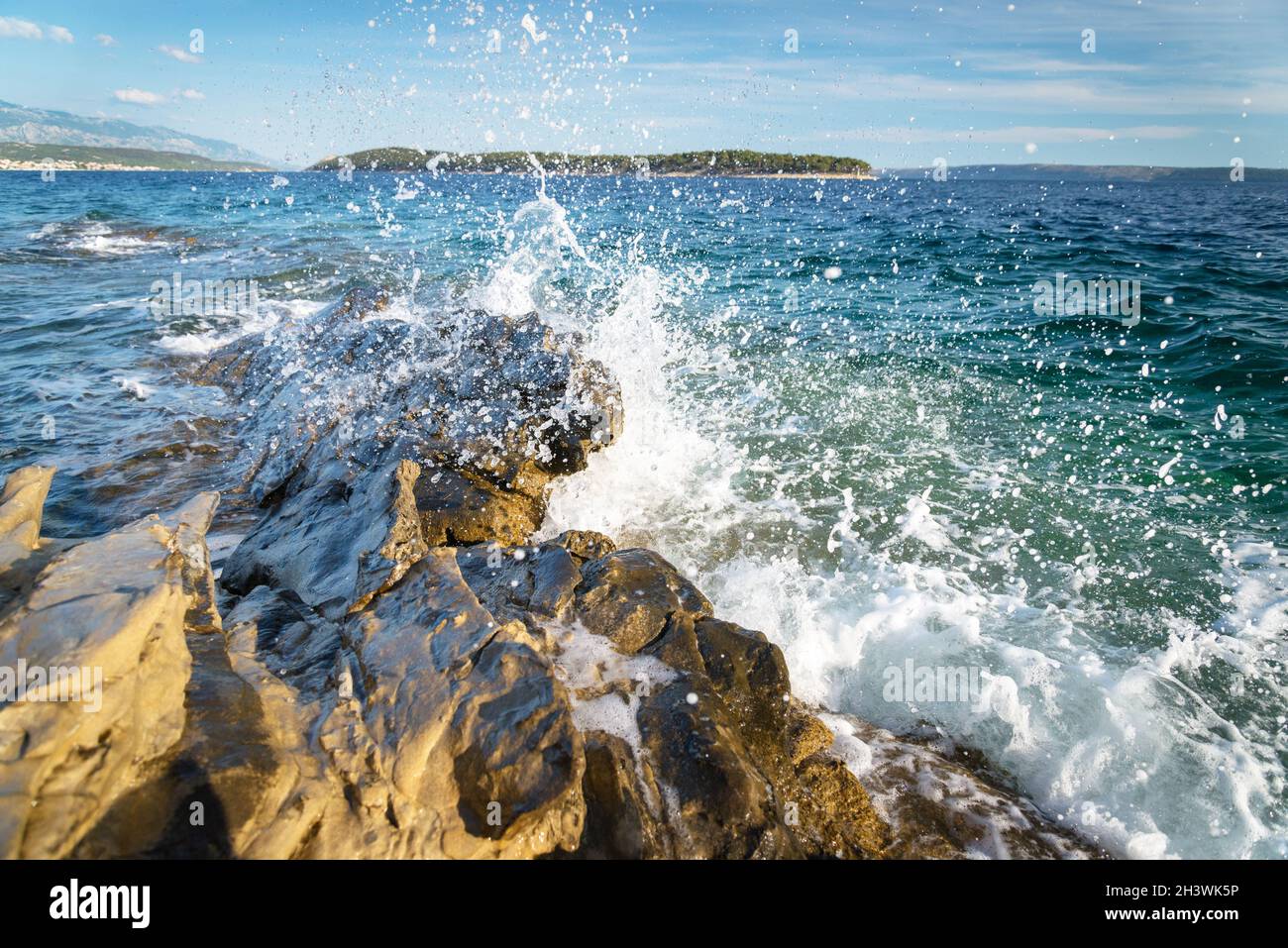 Waves crash rocks on shore hi-res stock photography and images - Alamy