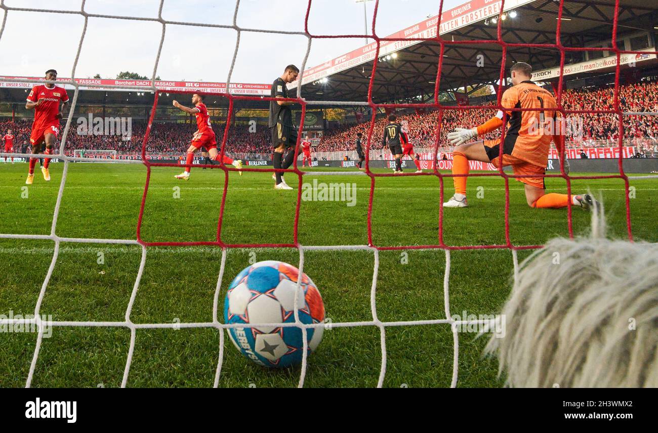 Niko Giesselmann, Union Berlin 23 celebrates his 1-3 goal, happy, laugh, celebration, Manuel NEUER, goalkeeper FCB 1 Niklas SUELE, SÜLE, FCB 4 sad in the match 1.FC UNION BERLIN - FC BAYERN MUENCHEN  1.German Football League on October 30, 2021 in Berlin, Germany. Season 2021/2022, matchday 10, 1.Bundesliga, FCB, München, 10.Spieltag. © Peter Schatz / Alamy Live News    - DFL REGULATIONS PROHIBIT ANY USE OF PHOTOGRAPHS as IMAGE SEQUENCES and/or QUASI-VIDEO - Stock Photo
