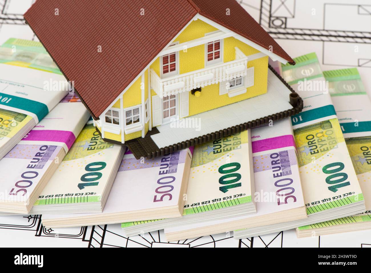 Modellhaus steht auf Euro Geldbündel Stock Photo