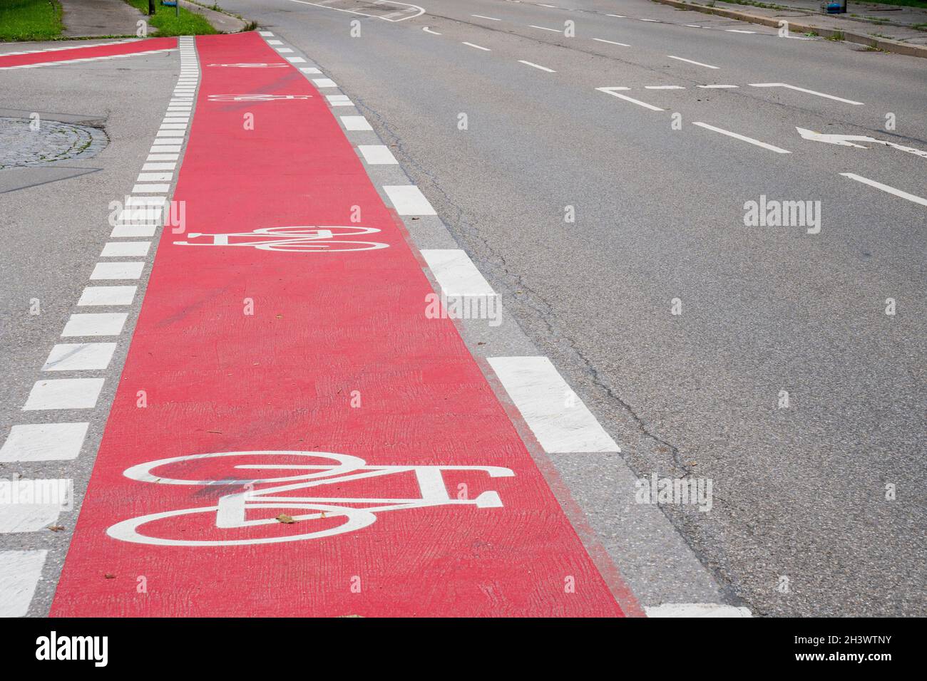 Radweg mit roter Markierung Stock Photo
