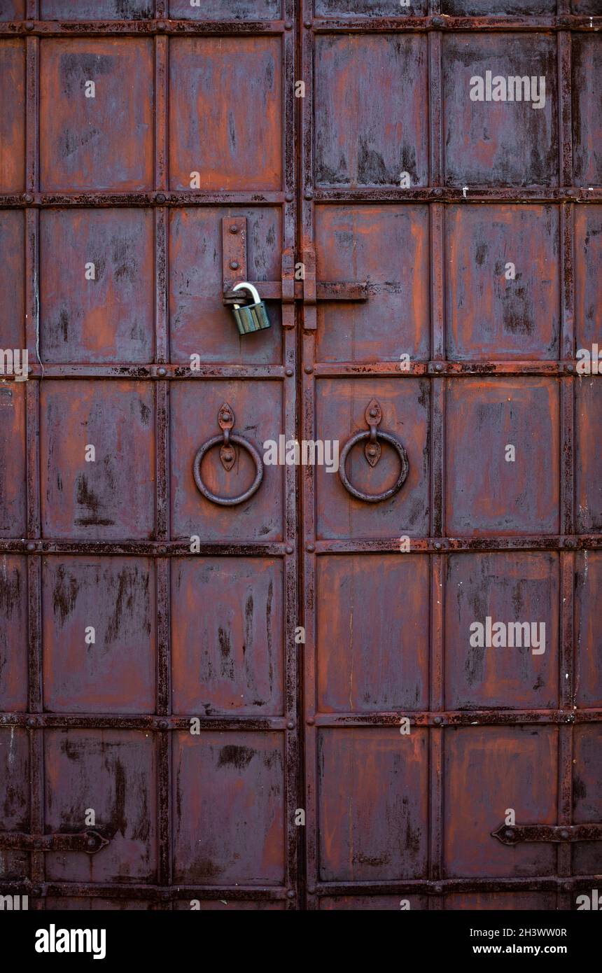 Iron high gate hi-res stock photography and images - Alamy