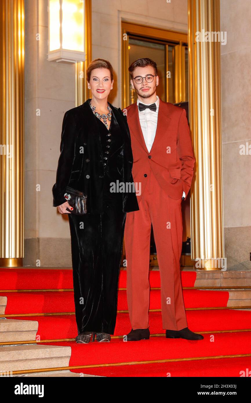 Leipzig, Germany. 30th Oct, 2021. Alexa Maria Surholt, actress, and son Arthur Suholt come to the 26th Leipzig Opera Ball under the motto 'Joy of Beautiful Gods'. Due to the Corona pandemic, the event had to be cancelled last year. Credit: Gerald Matzka/dpa/Alamy Live News Stock Photo
