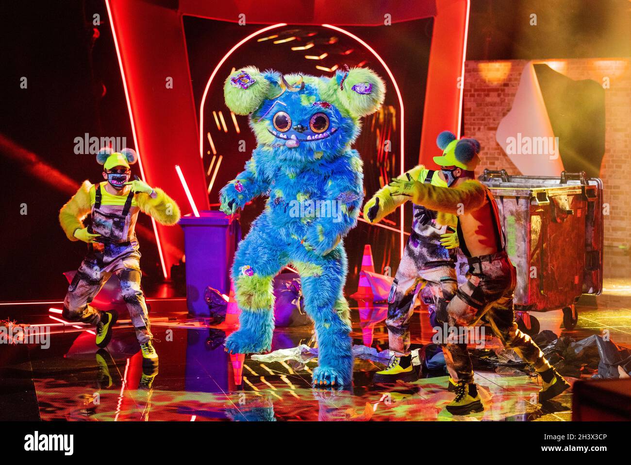 Cologne, Germany. 30th Oct, 2021. The character 'Mülli Müller' is on stage in the Prosieben show 'The Masked Singer'. Credit: Rolf Vennenbernd/dpa/Alamy Live News Stock Photo