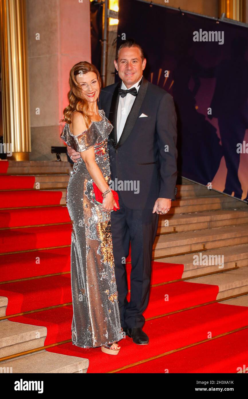 Leipzig, Germany. 30th Oct, 2021. Sascha Vollmer and Jenny Vollmer come to the 26th Leipzig Opera Ball under the motto "Joy of Beautiful Gods". Due to the Corona pandemic, the event had to be cancelled last year. Credit: Gerald Matzka/dpa/Alamy Live News Stock Photo