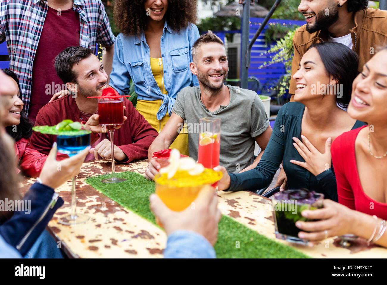 Group friends enjoying drink bar hi-res stock photography and images ...