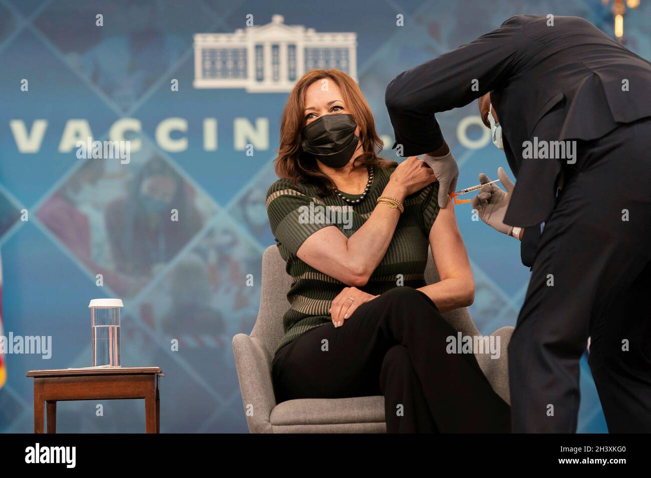 Washington, United States Of America. 30th Oct, 2021. Washington, United States of America. 30 October, 2021. U.S Vice President Kamala Harris receives a COVID-19 vaccine booster shot in the Eisenhower Executive Office Building at the White House, October 30, 2021 in Washington, DC Credit: Lawrence Jackson/White House Photo/Alamy Live News Stock Photo