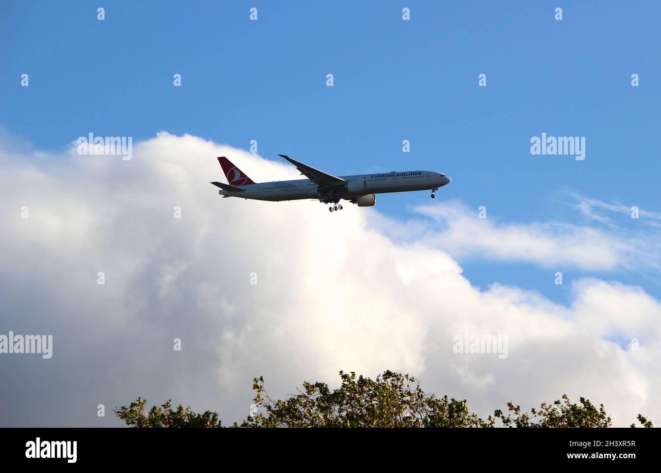 Boeing 777-3F2(ER) (TC-JJI) operated by Turkish Airlines landing