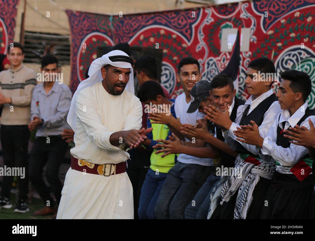 Gaza. 30th Oct, 2021. Palestinian people perform during a heritage festival in Khuza'a, east of southern Gaza Strip city of Khan Younis, on Oct. 30, 2021. Credit: Yasser Qudih/Xinhua/Alamy Live News Stock Photo
