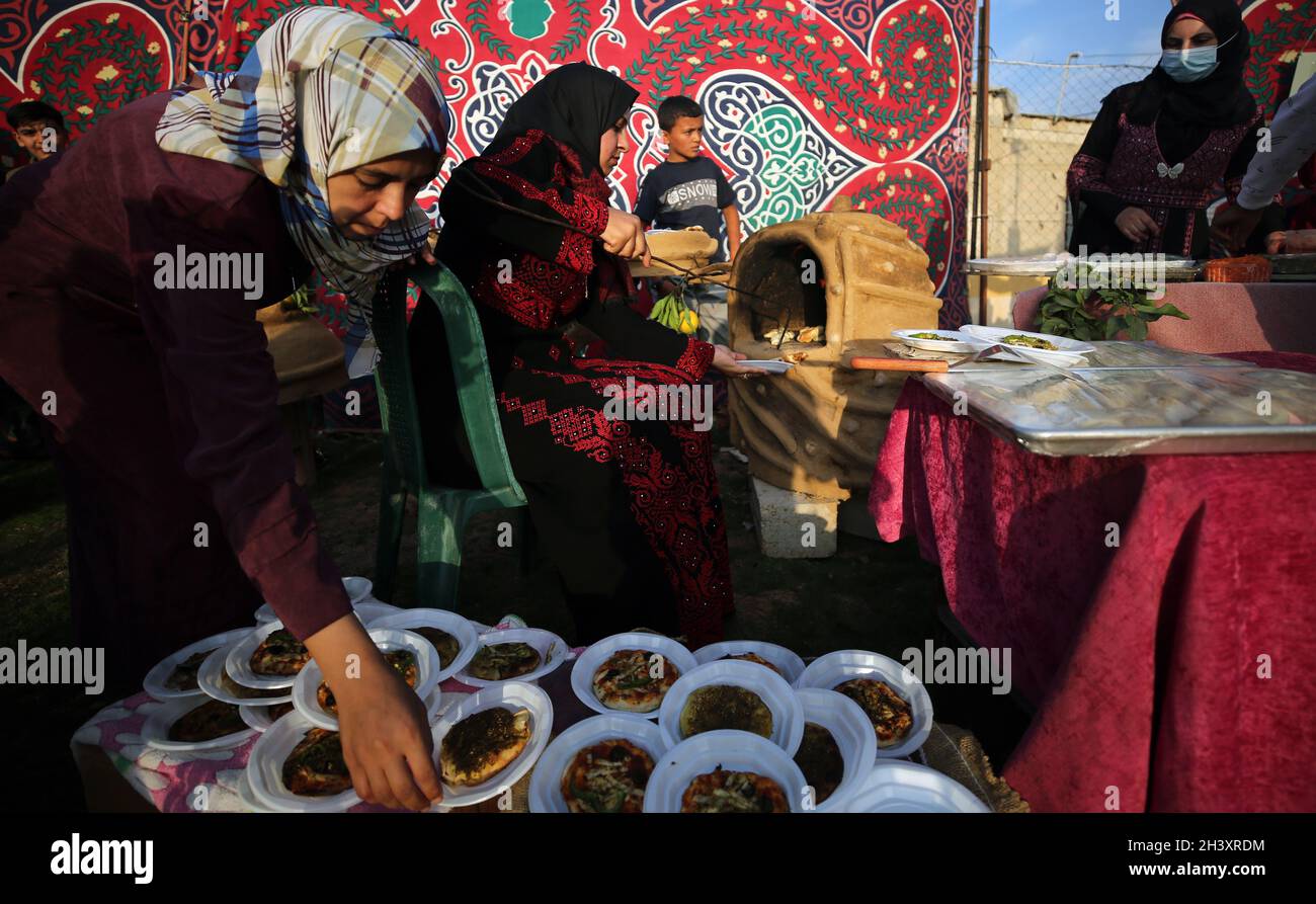 Gaza. 30th Oct, 2021. Palestinian women prepare traditional food during a heritage festival in Khuza'a, east of southern Gaza Strip city of Khan Younis, on Oct. 30, 2021. Credit: Yasser Qudih/Xinhua/Alamy Live News Stock Photo
