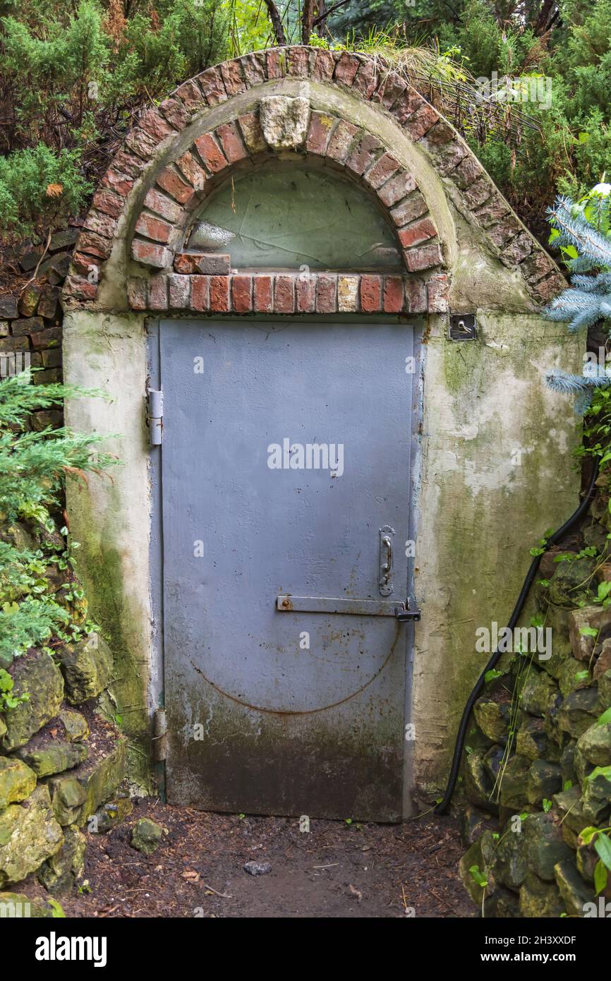 Old bomb shelter hi-res stock photography and images - Alamy