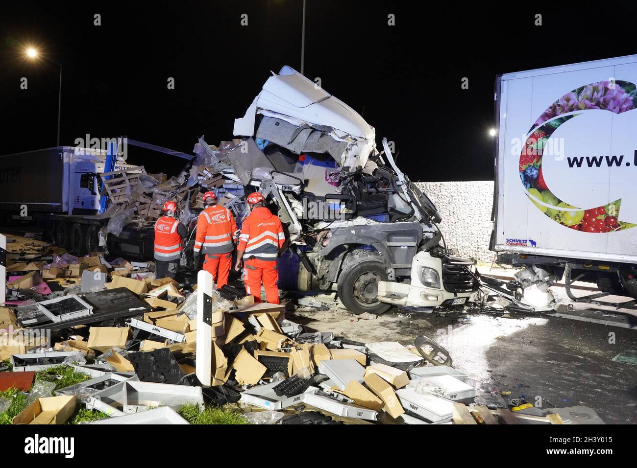 Sindelfingen, Germany. 30th Oct, 2021. Emergency services inspect the scene of the accident. A man has died in an accident involving several trucks at a parking lot on the A8. (to dpa: "Fatal truck accident at parking lot on the A8") Credit: Andreas Rosar/dpa/Alamy Live News Stock Photo