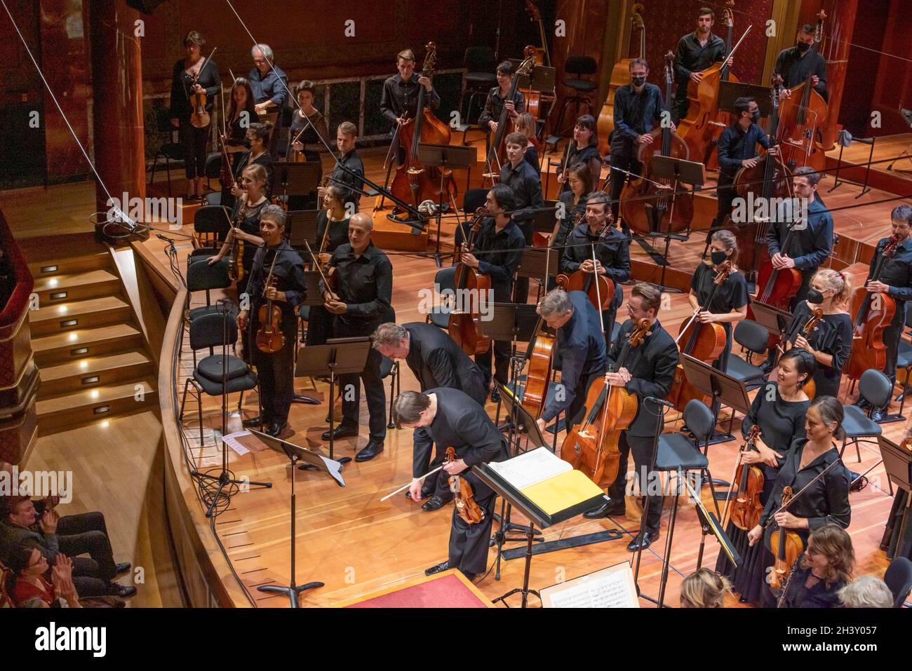 Jonathan Nott, conductor, Frank Peter Zimmermann, violinist, bowing, Orchestre de la Suisse Romande, Victoria Hall, Geneva, Switzerland Stock Photo