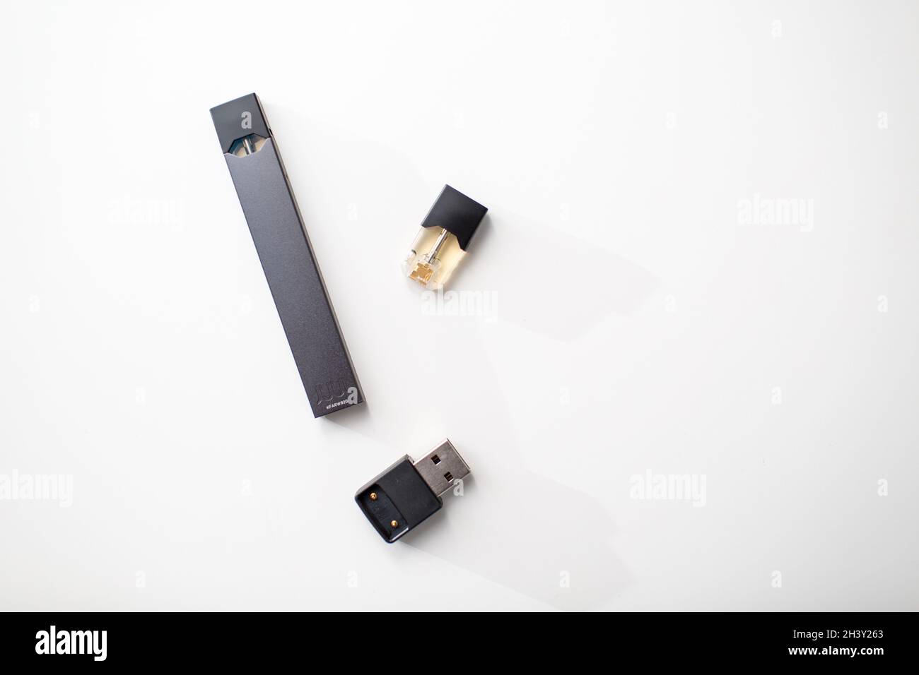 Juul e-cigarette nicotine vapor stick and pods Stock Photo