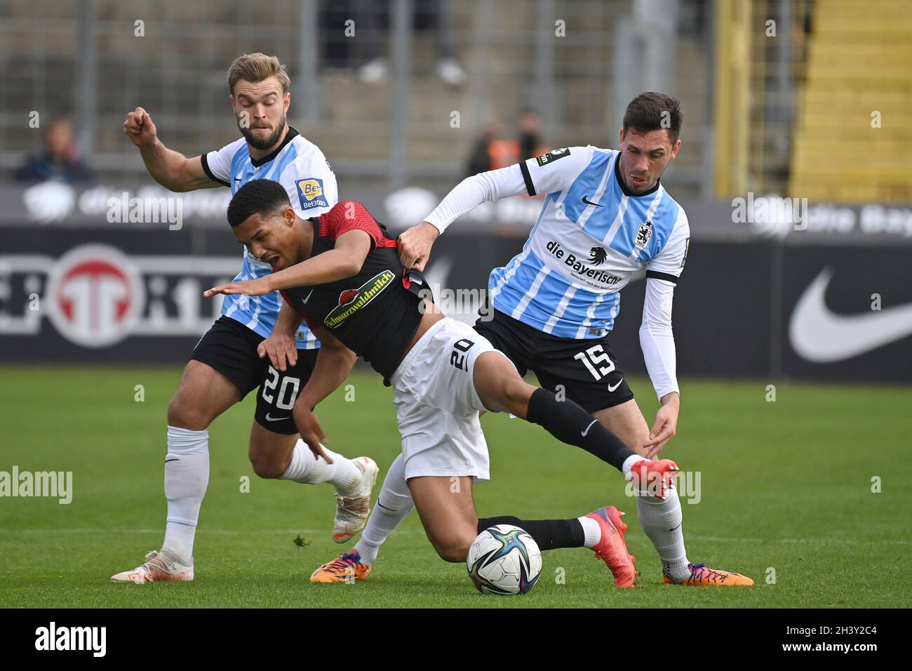 from right: MARCEL BAER (1860 MUENCHEN), YANNICK DEICHMANN (1860 MUENCHEN),  action, duels versus KENNETH SCHMIDT (SC FREIBURG II). Soccer 3rd league,  Liga3, TSV Munich 1860-SC Freiburg II 6-0 on 10/30/2021 in Muenchen