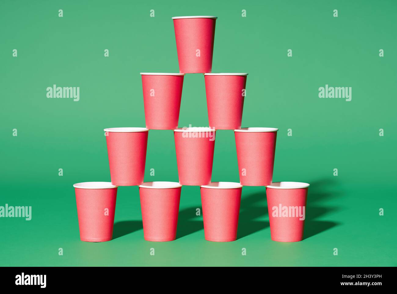 https://c8.alamy.com/comp/2H3Y3PH/pyramid-of-red-paper-cups-on-green-background-2H3Y3PH.jpg