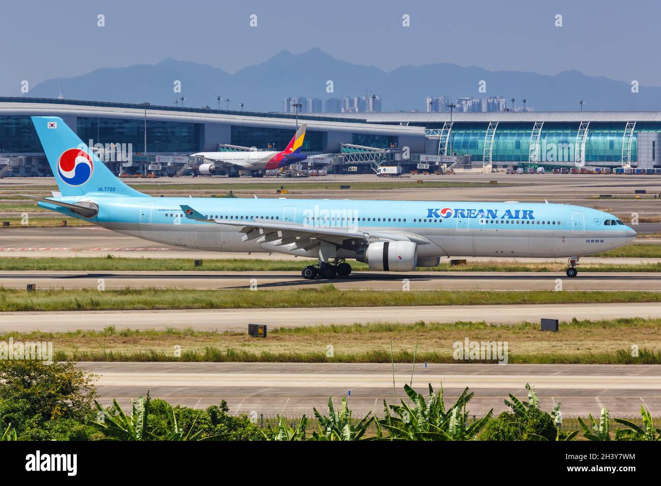 Korean Air Airbus A330-300 aircraft Guangzhou airport in China Stock Photo