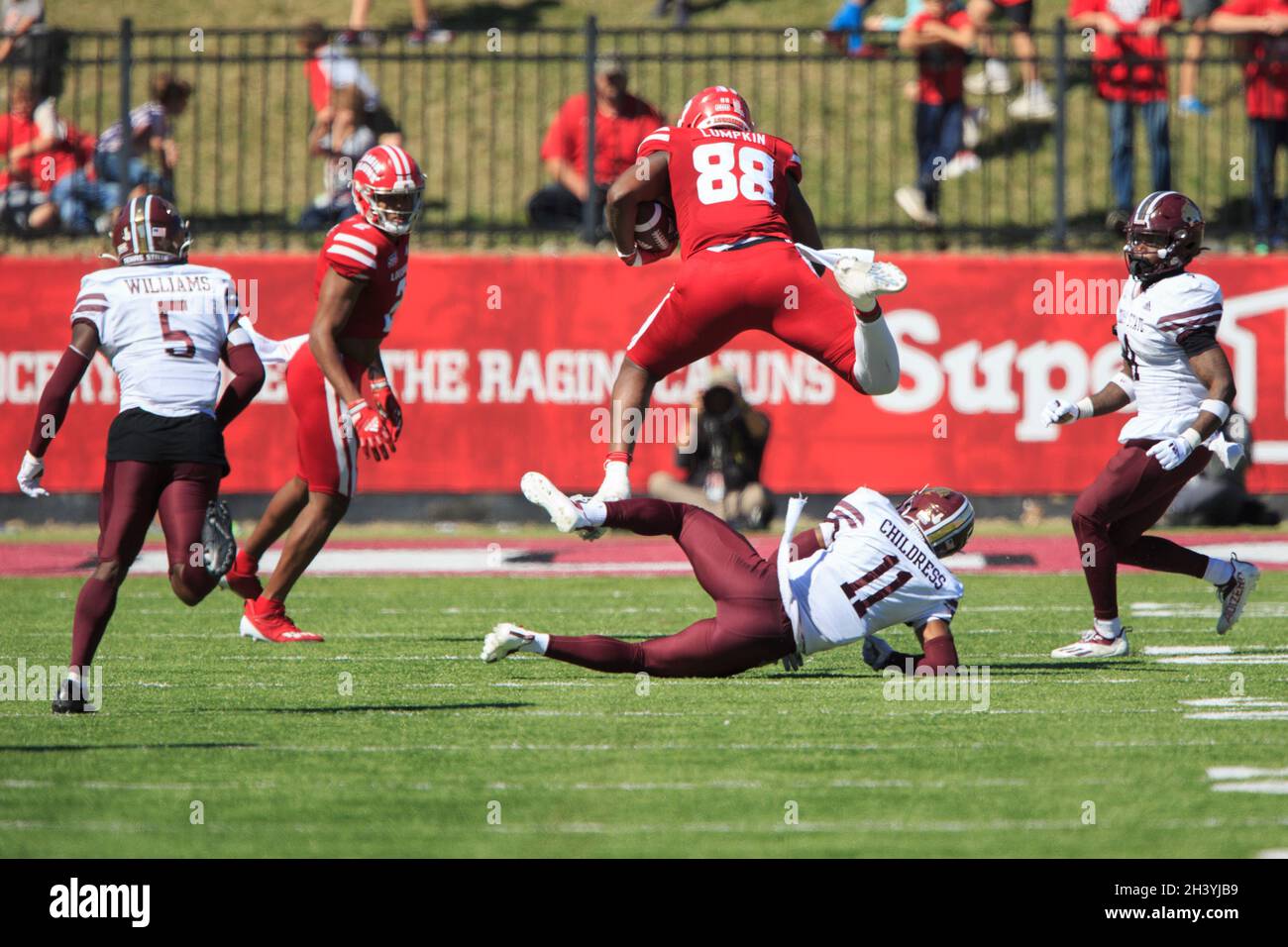 Louisiana-Lafayette Ragin Cajuns tight end Johnny Lumpkin (88) jumps over the tackle attempt from Texas State Bobcats safety Zion Childress (11), Satu Stock Photo