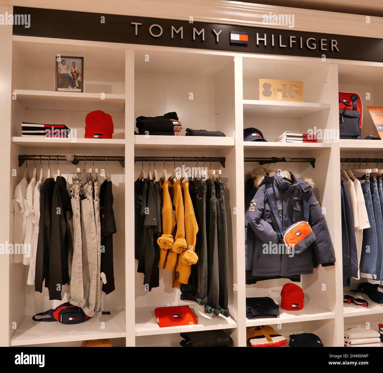 Feriado astronauta Advento tommy hilfiger store interior tela de ...