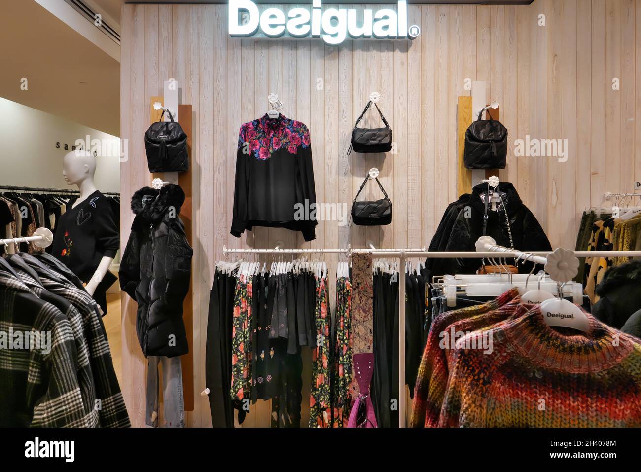 Page 2 - Desigual store High Resolution Stock Photography and Images - Alamy