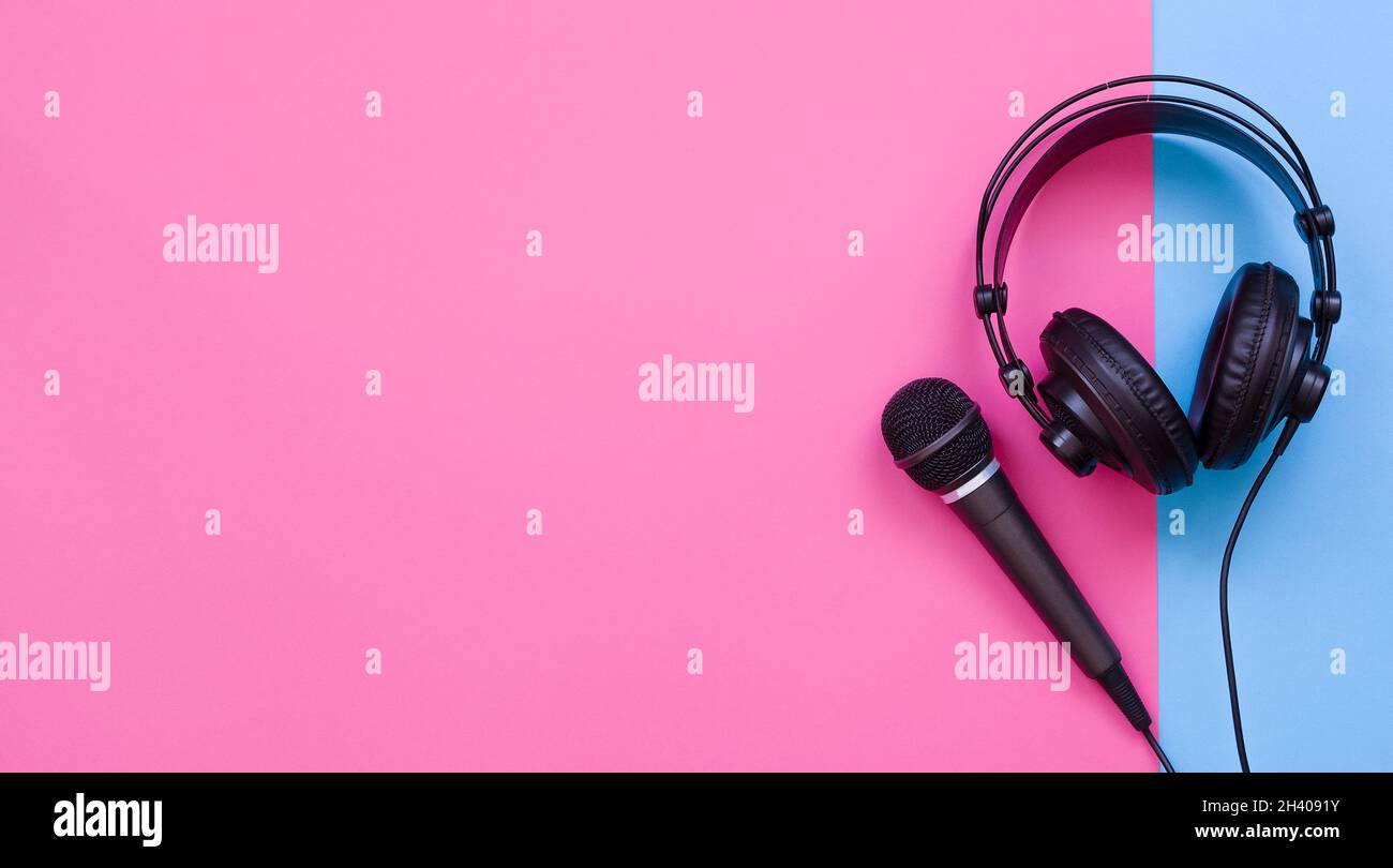 Microphone and headphone on a light purple background Stock Photo - Alamy