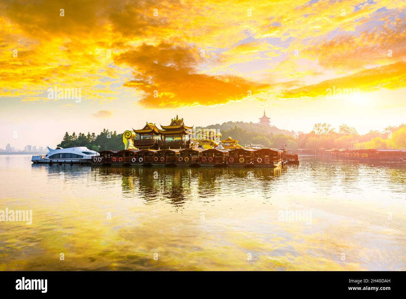 west-lake-cruise-and-beautiful-sky-cloud-in-hangzhou-at-sunrise-stock
