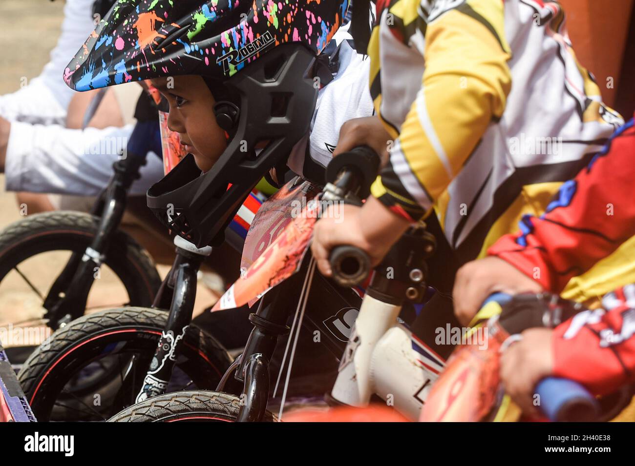 Jakarta. 31st Oct, 2021. A boy prepares behind the start line before ...