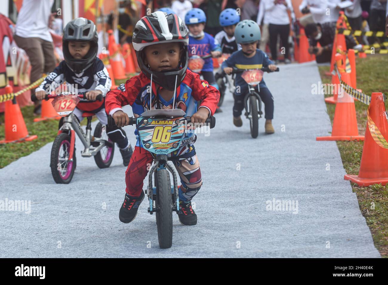 Jakarta. 31st Oct, 2021. Children participate in Balance Bike Competition in three-year-old boys race category in Jakarta, Indonesia. Oct
