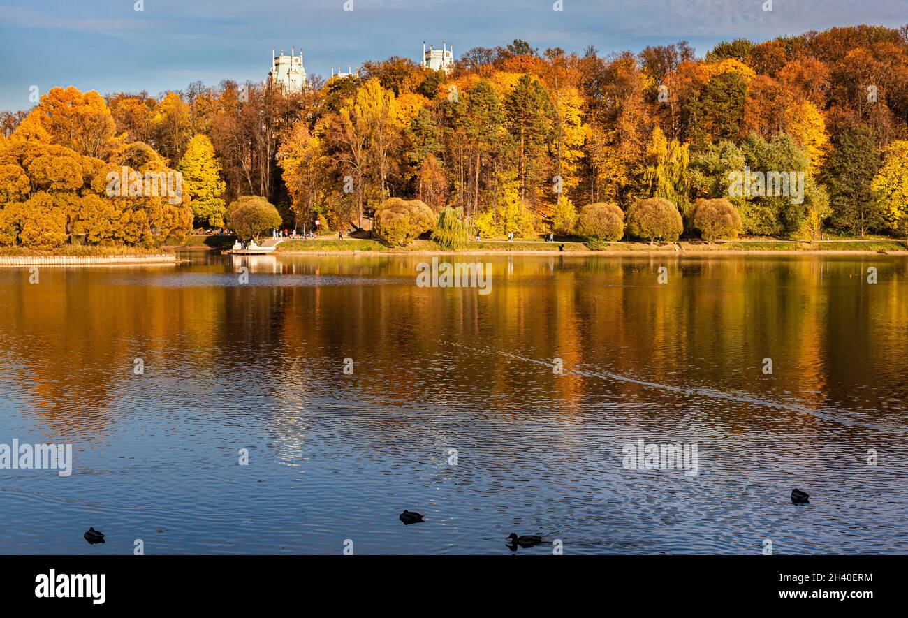 Embankment pond in park hi-res stock photography and images - Alamy