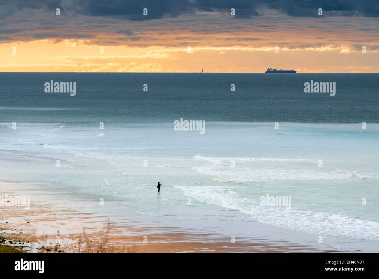 Pêcheur en bord de mer au coucher de soleil, France, Pas de Calais, Sangatte Stock Photo