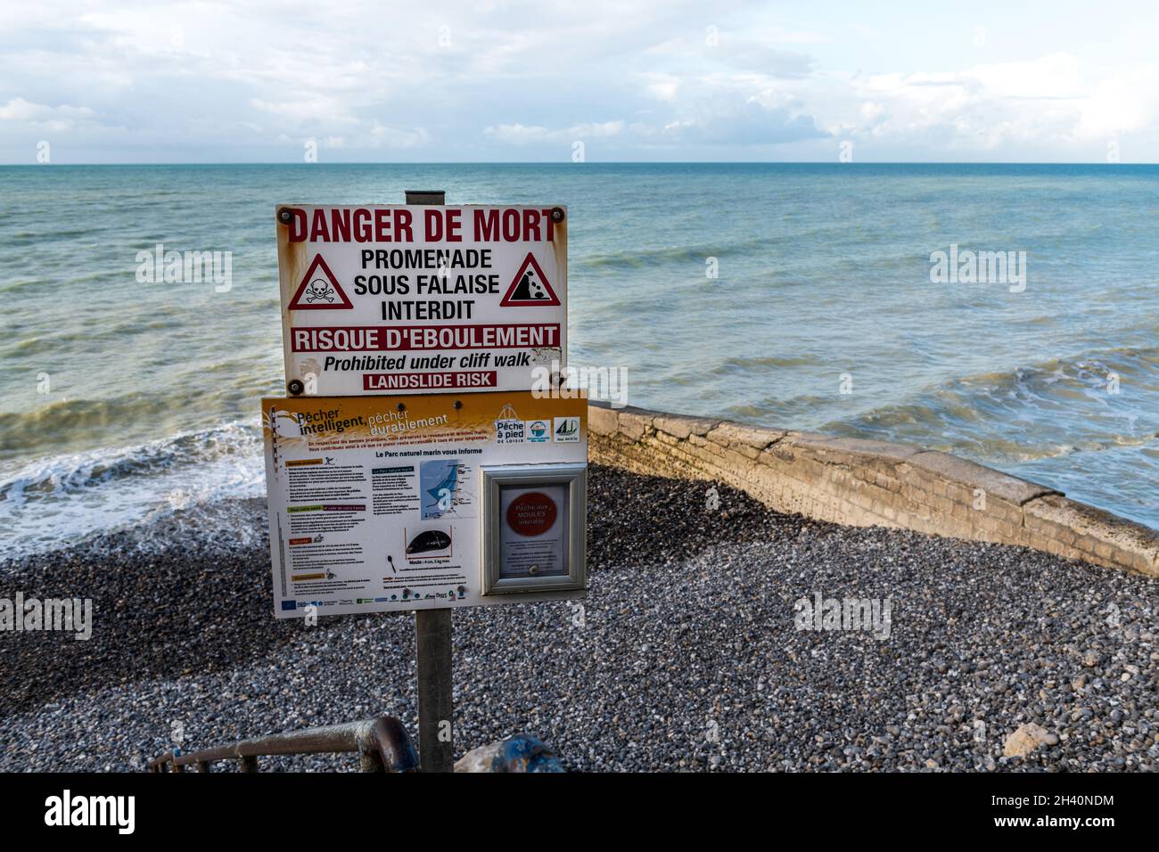 Panneau d'avertissement des risques d'éboulement de la falaise, France, Somme, Ault Stock Photo