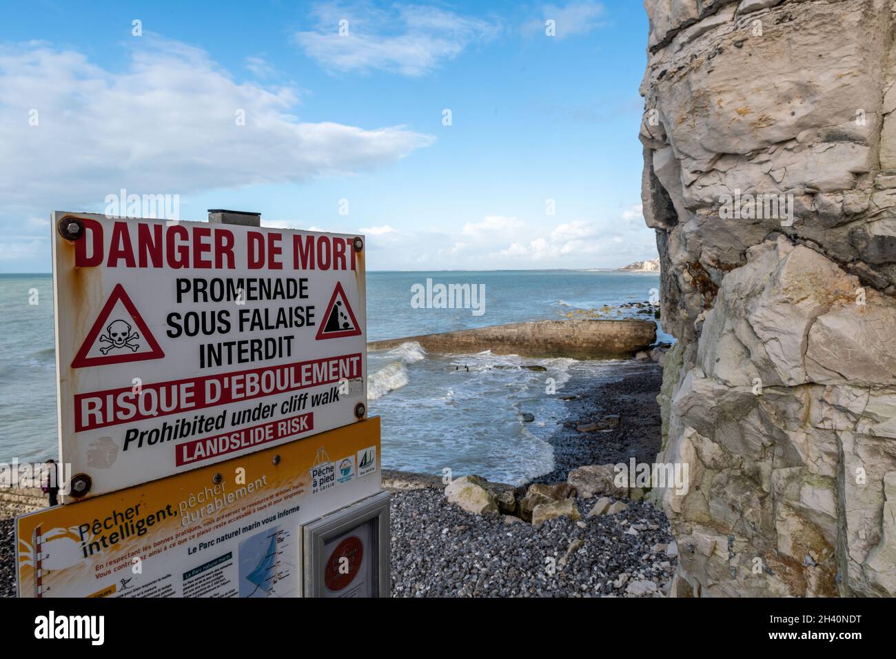 Panneau d'avertissement des risques d'éboulement de la falaise au bois de Cise, France, Somme, Ault Stock Photo