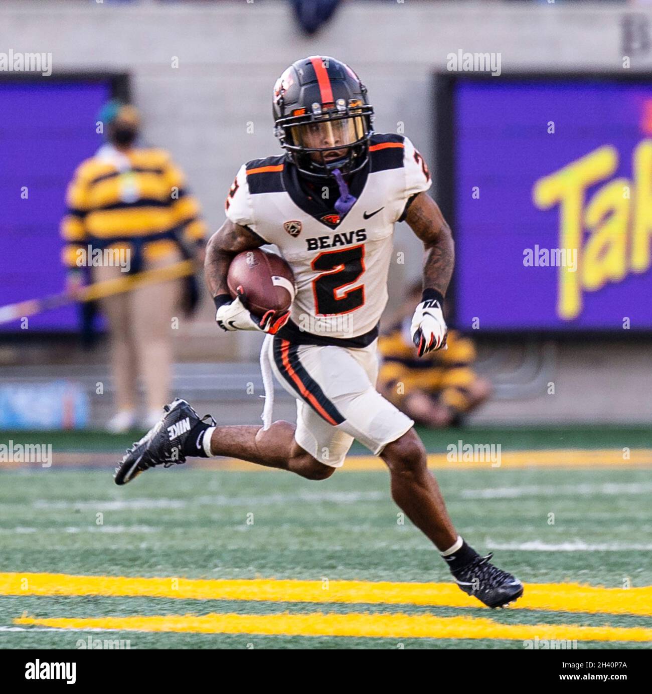 October 30, 2021 Berkeley, CA U.S.A. Oregon State wide receiver Champ Flemings (2) runs for the first down during the NCAA Football game between Oregon State Beavers and the California Golden Bears. California won 39-25 at FTX Field at California Memorial Stadium. Thurman James / (Photo by Thurman James/CSM/Sipa USA) Stock Photo