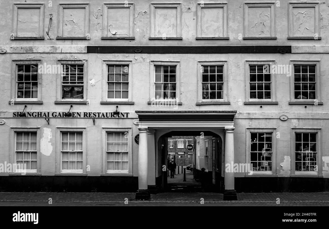 Black and white image of the run down frontage of Shanghai Garden Chinese restaurant in Hall Place Stock Photo