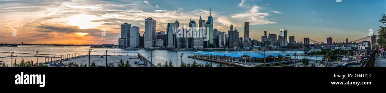 New york skyline sunrise statue hi-res stock photography and images - Alamy