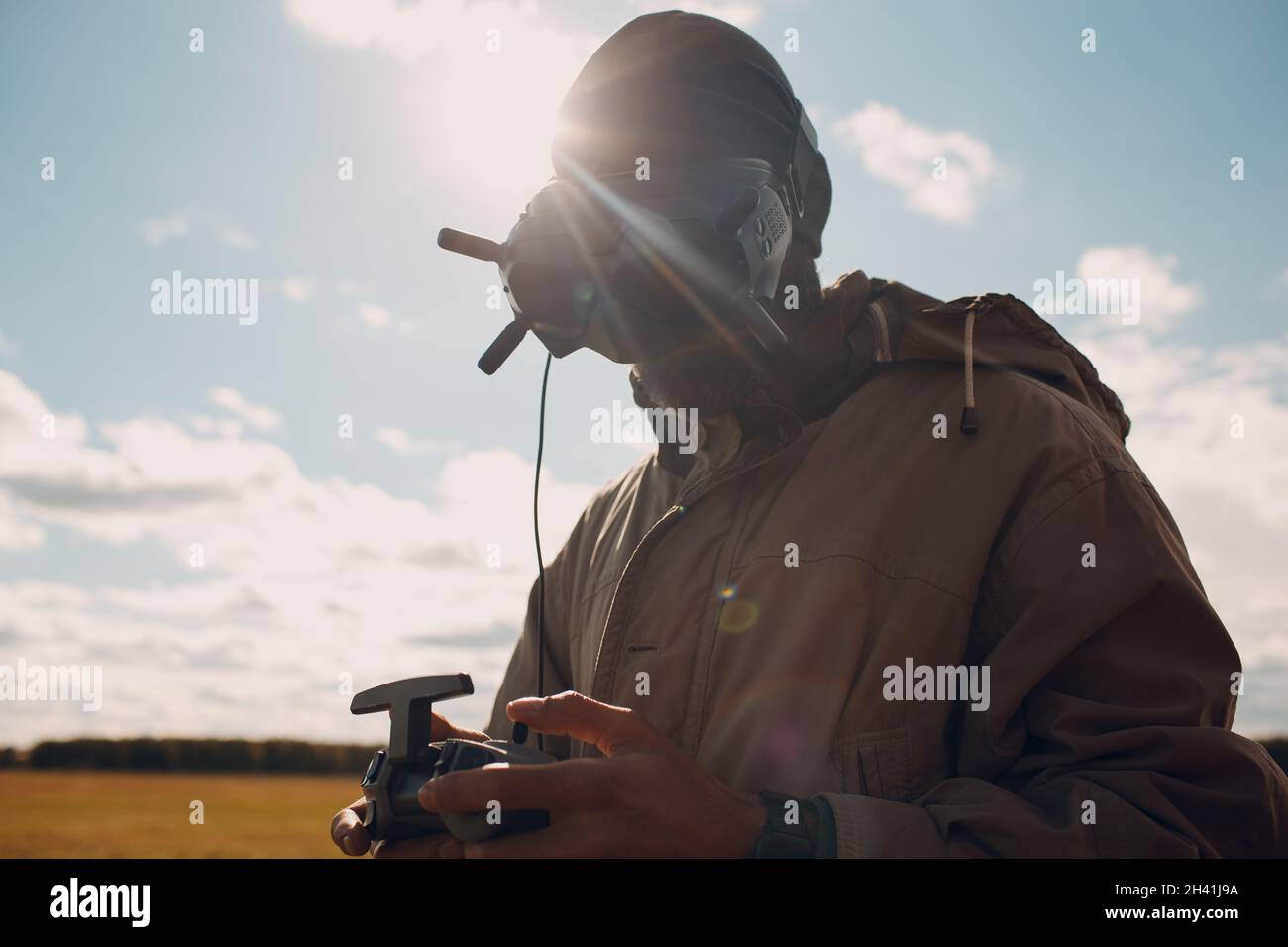 Pilote drone utilisant drone avec télécommande et casque de réalité  virtuelle Photo Stock - Alamy