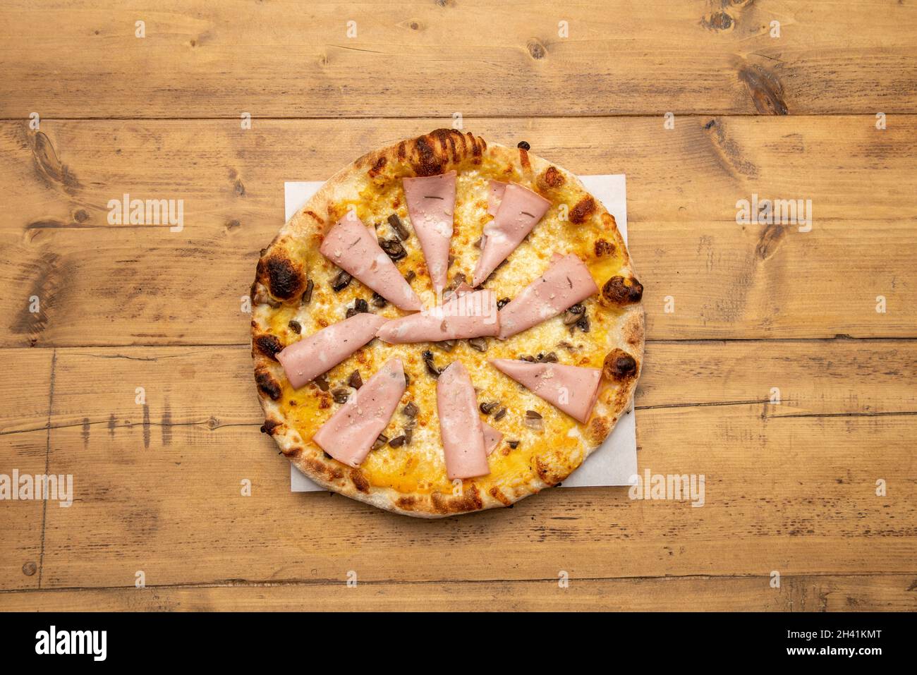 Pizza Funghi e mortadella di Bologna. A pizza to take into account, cooked with cream