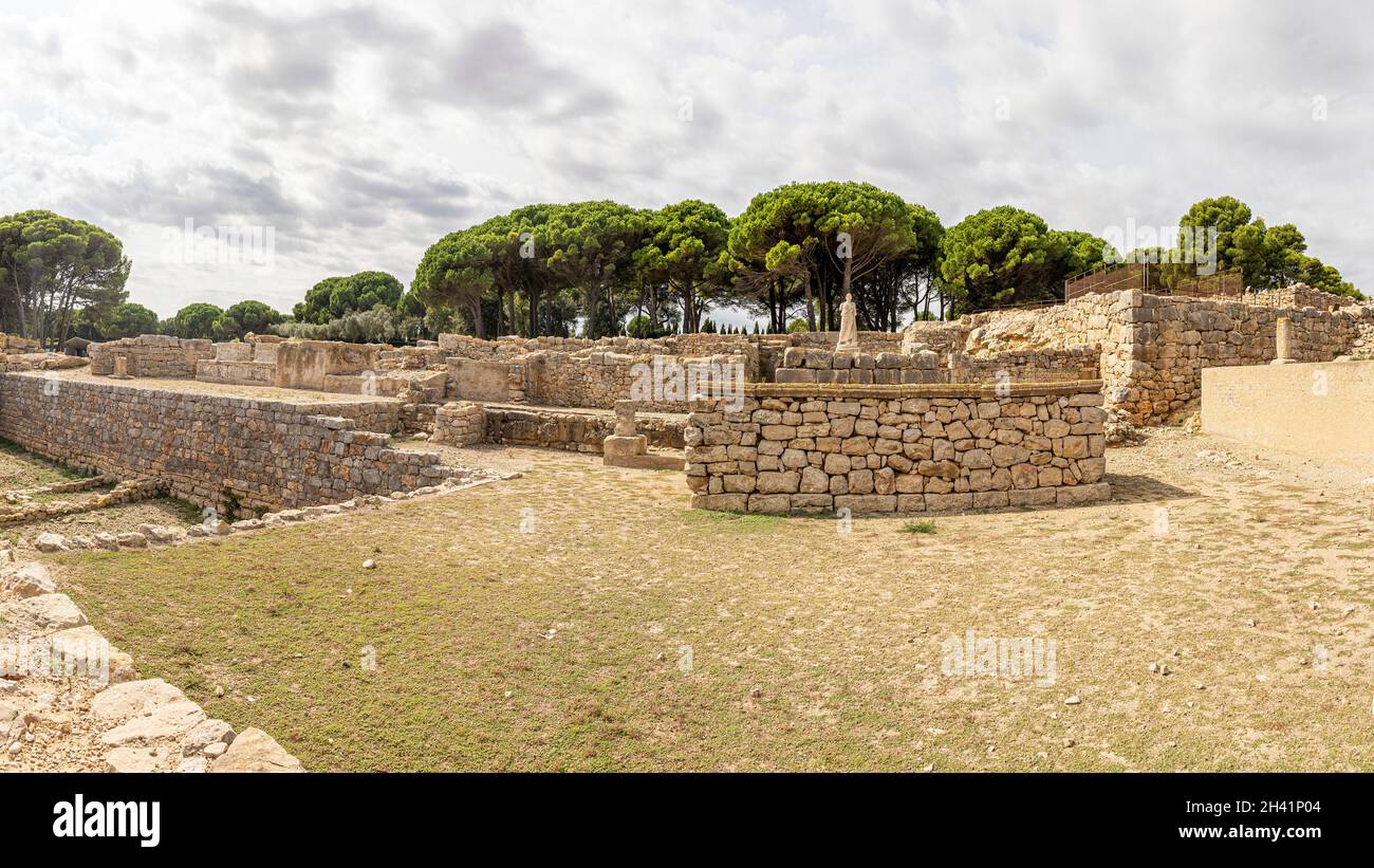 The grek sity ruins.  Empúries (Catalan: Empúries [əmˈpuɾiəs]) was an ancient city on the Mediterranean coast of Catalonia, Spain. Stock Photo