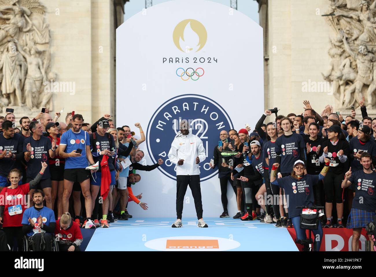 Paris, France. 31st Oct, 2021. Kenya's Eliud Kipchoge (C) poses with participants after the J-1000 Paris 2024 Marathon Pour Tous or Marathon For All, a 5km run along the Champs-Elysees marking the 1000 days countdown to the opening of Paris 2024 Olympic Games, in Paris, France, Oct. 31, 2021. Credit: Gao Jing/Xinhua/Alamy Live News Stock Photo