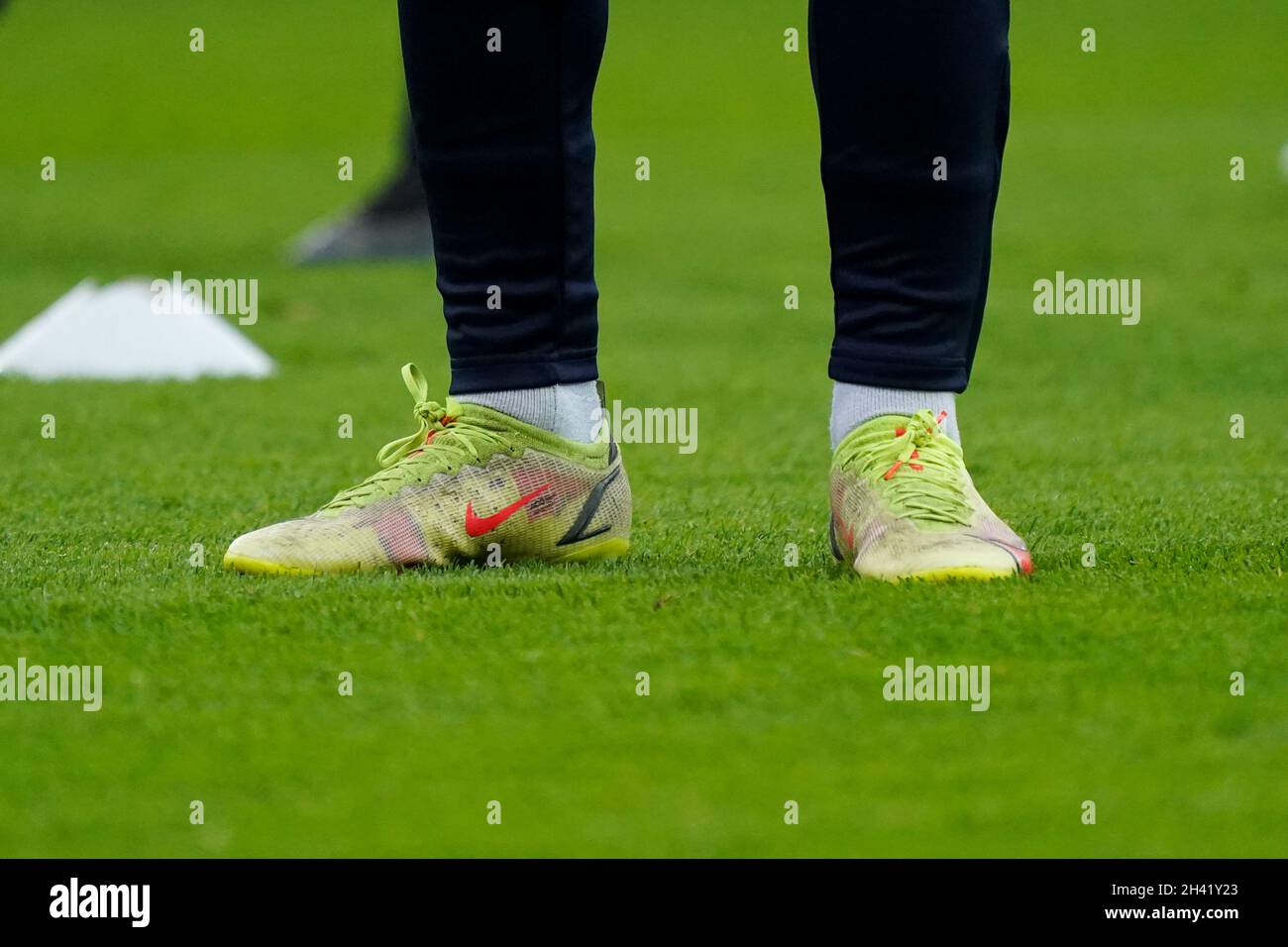 Wearing nike hi-res stock photography and images - Page 3 - Alamy